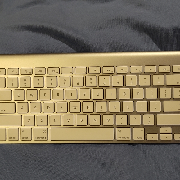 Like-New APPLE Wireless Keyboard - Picture 5 of 9